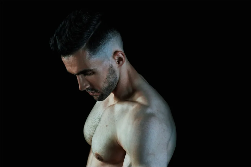 Detail Bodybuilding Posing Im Studio Foto Männlich Number 10