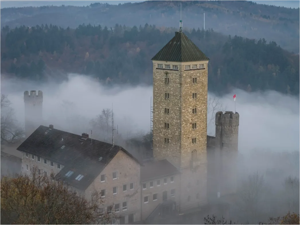 Detail Burg Auf Berg Nebel Stimmungsvoll Number 11