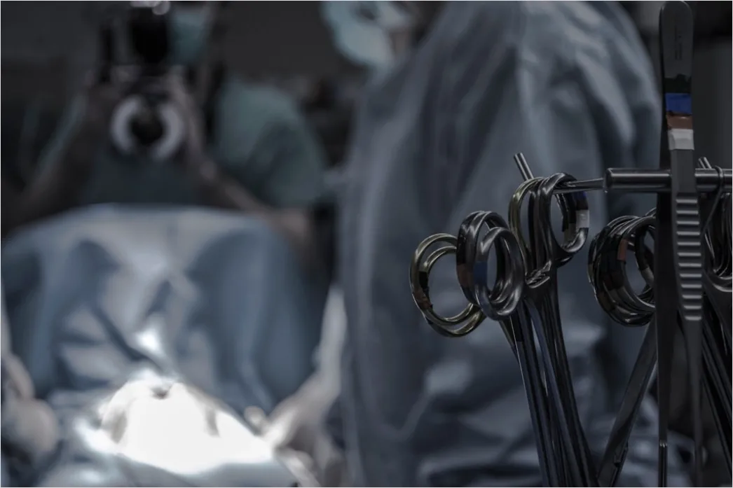 Chirurg Bereitet Patienten Fuer Operation Vor F5ab