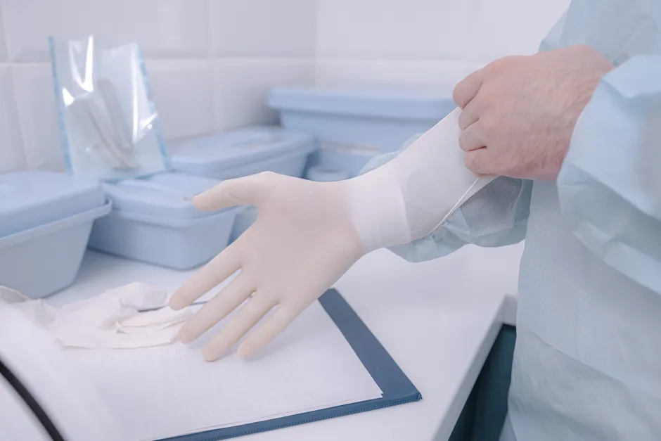 Chirurg Zieht Sterile Handschuhe An Nahaufnahme 91d5