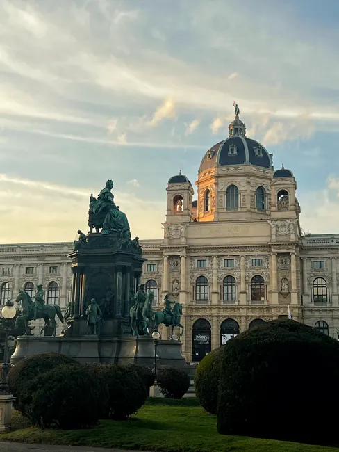 Detail Denkmal Statue Stadtplatz Golden Hour Number 17