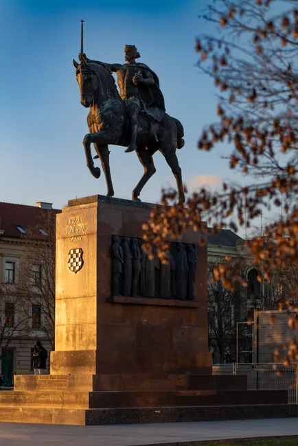 Detail Denkmal Statue Stadtplatz Golden Hour Number 4