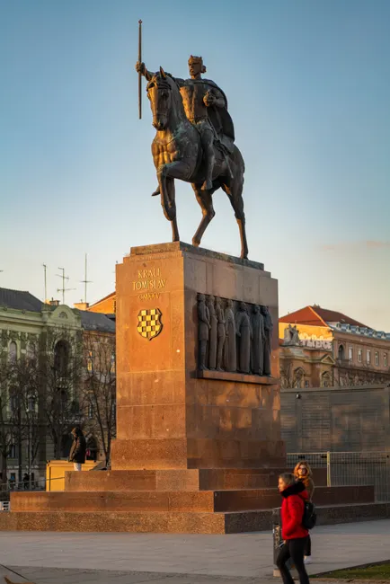 Detail Denkmal Statue Stadtplatz Golden Hour Number 6
