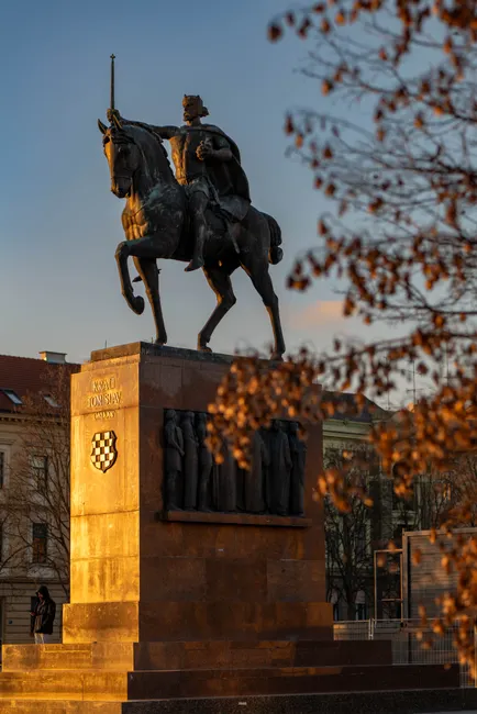 Detail Denkmal Statue Stadtplatz Golden Hour Number 9