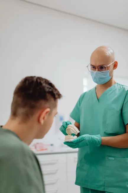 Diagnosegespraech Mit Patient Im Sprechzimmer De20