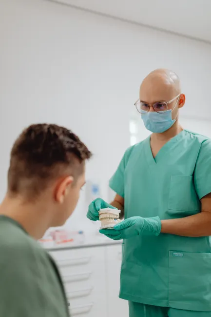 Detail Diagnosegespräch Mit Patient Im Sprechzimmer Number 9