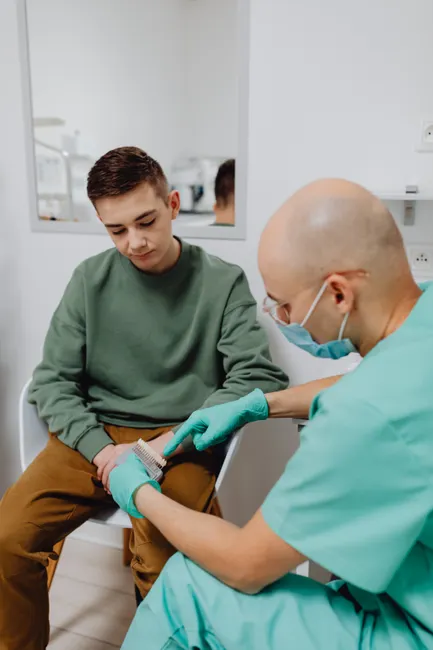 Detail Diagnosegespräch Mit Patient Im Sprechzimmer Number 10