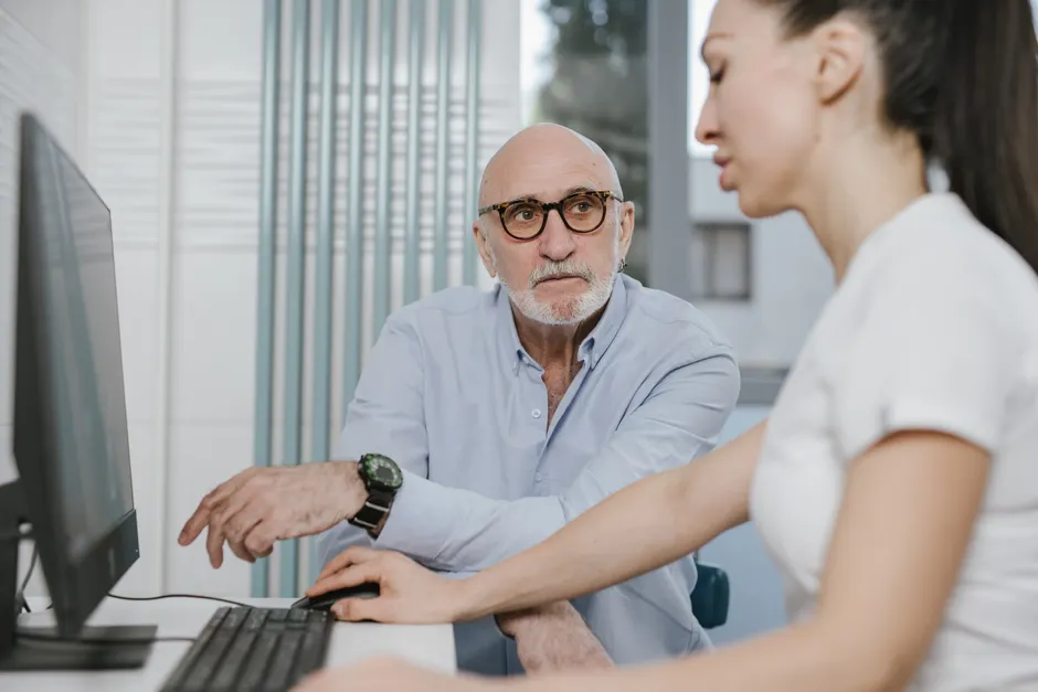 Detail Diagnosegespräch Mit Patient Im Sprechzimmer Number 13