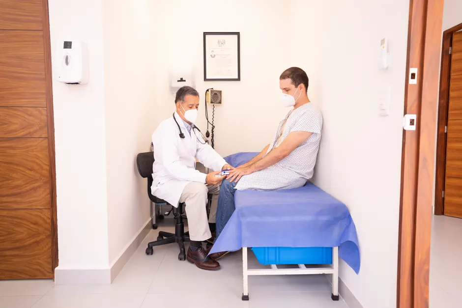 Detail Diagnosegespräch Mit Patient Im Sprechzimmer Number 14