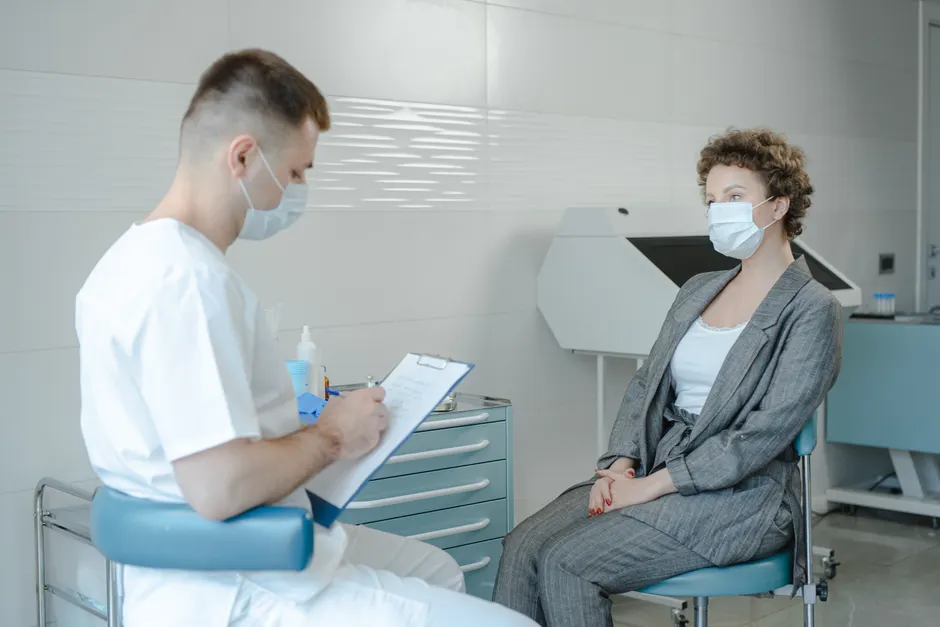 Detail Diagnosegespräch Mit Patient Im Sprechzimmer Number 16