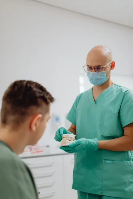 Detail Diagnosegespräch Mit Patient Im Sprechzimmer Number 3