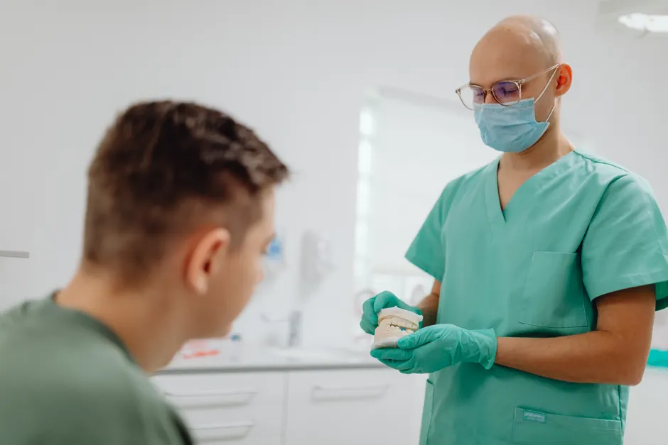 Detail Diagnosegespräch Mit Patient Im Sprechzimmer Number 6