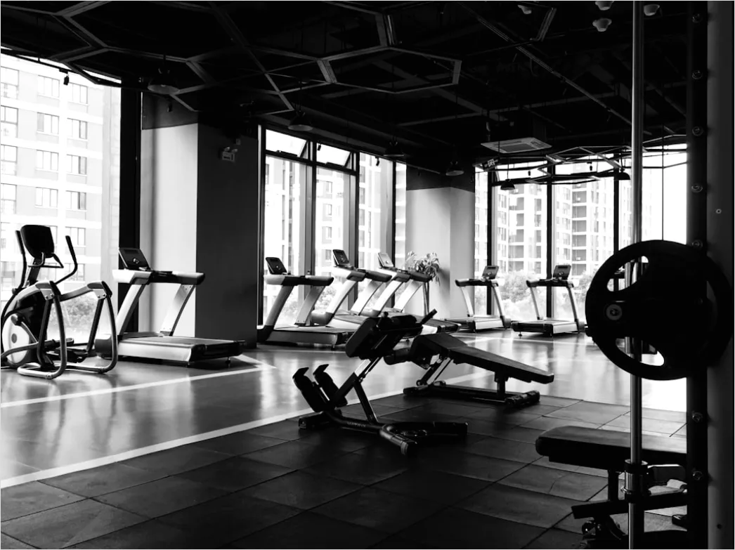 Fitnessstudio Geraete Reihe Foto Perspektive Df4b