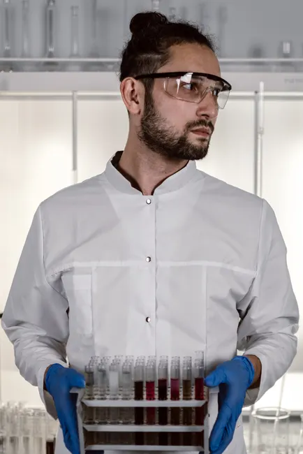 Detail Forscher Im Laborkittel Schutzbrille Im Labor Number 3