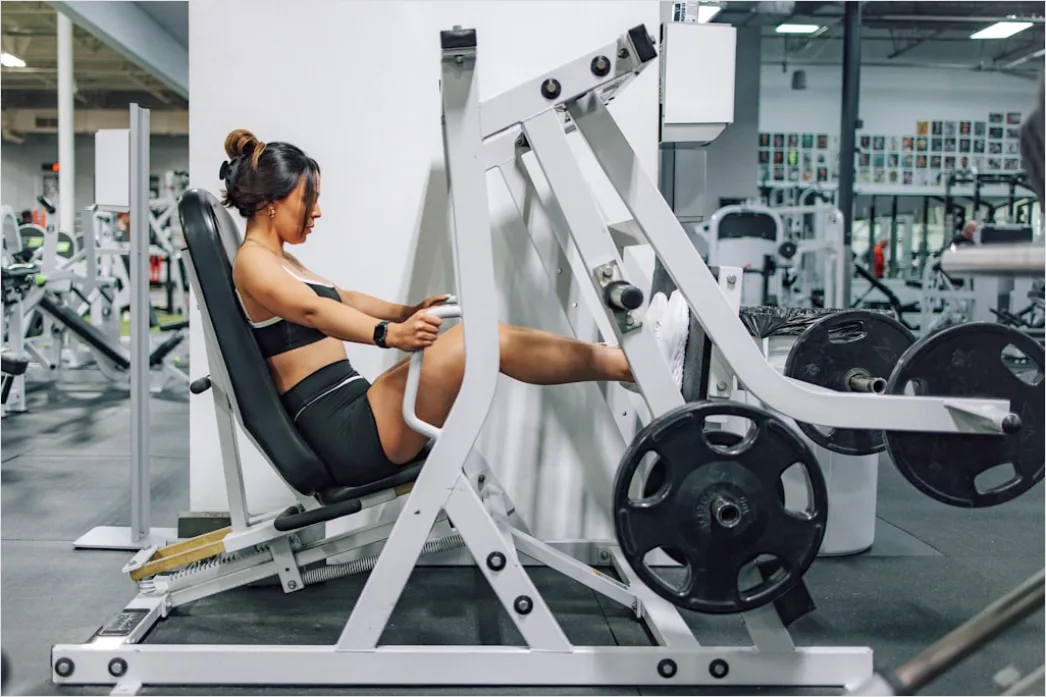 Frau Beim Krafttraining Im Gym Foto Seitansicht 2678