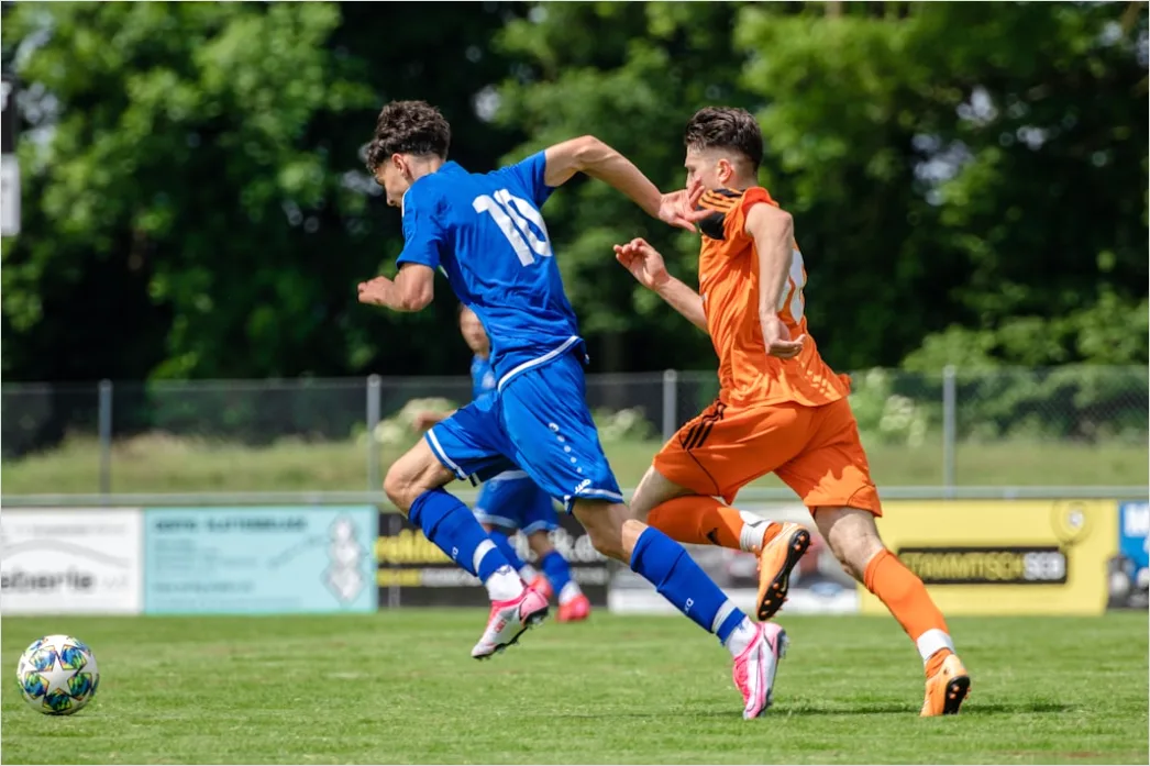 Fussball Spielszene Zweikampf Foto Action 757e