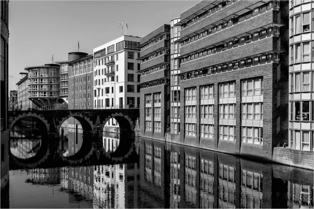Fussgaengerbruecke Modern Ueber Kanal Stadt 3319