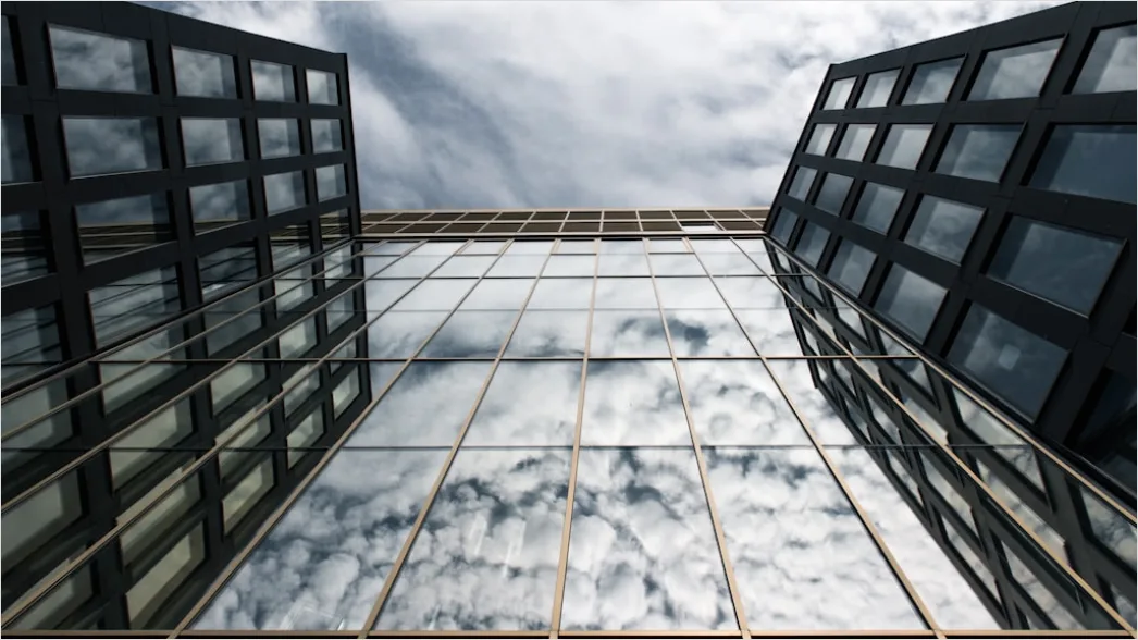 Glasfassade Reflektiert Wolkenhimmel Abstrakt Urban Fd5e