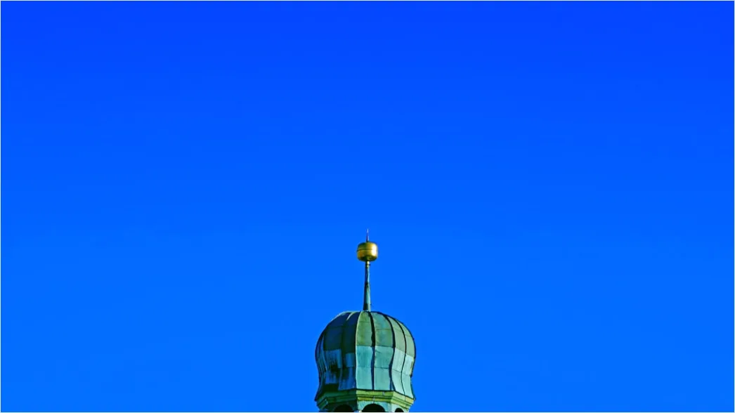 Detail Glockenturm Minimalistisch Vor Blauem Himmel Number 11