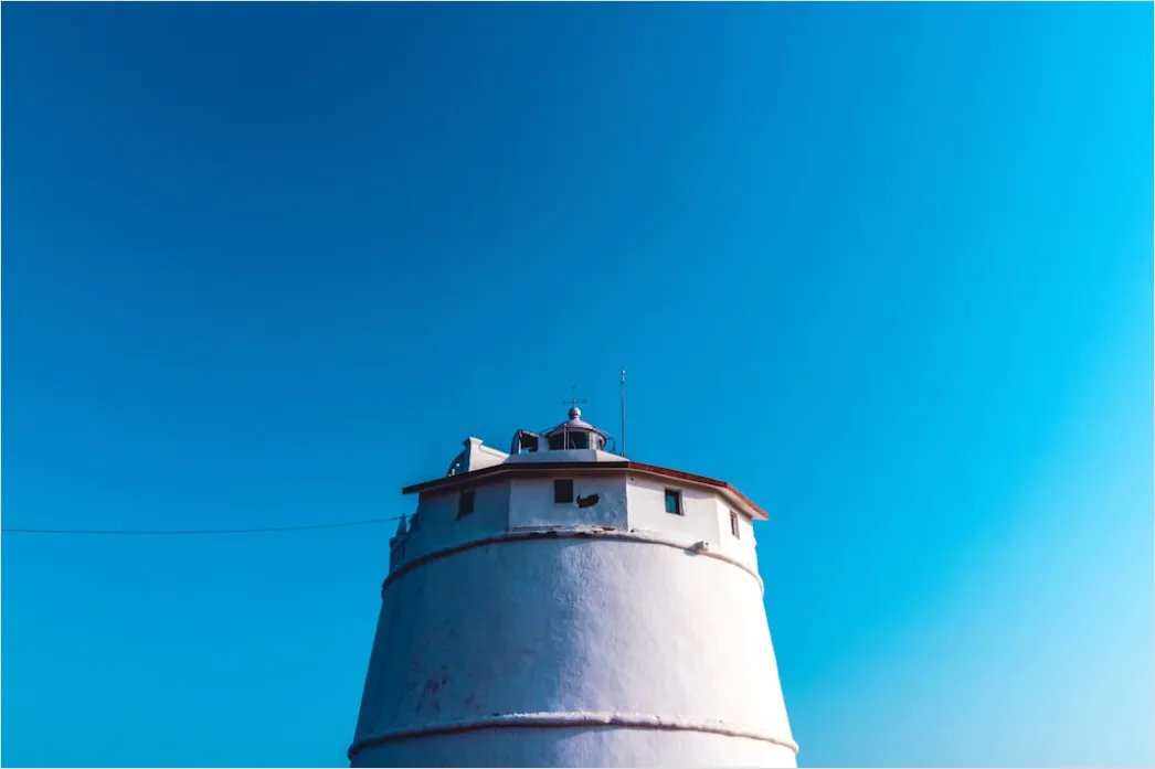 Detail Glockenturm Minimalistisch Vor Blauem Himmel Number 13