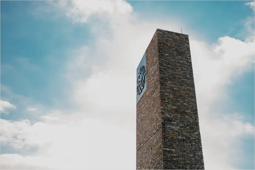 Detail Glockenturm Minimalistisch Vor Blauem Himmel Number 14