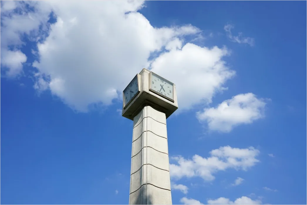 Detail Glockenturm Minimalistisch Vor Blauem Himmel Number 15