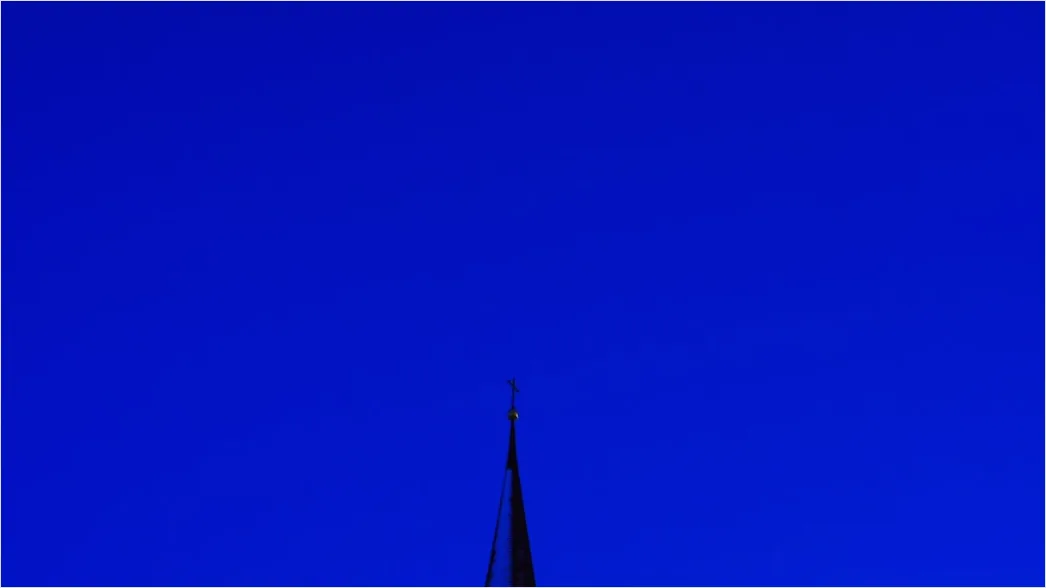 Detail Glockenturm Minimalistisch Vor Blauem Himmel Number 17