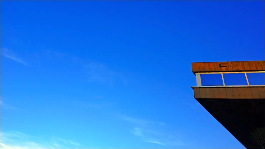 Detail Glockenturm Minimalistisch Vor Blauem Himmel Number 18