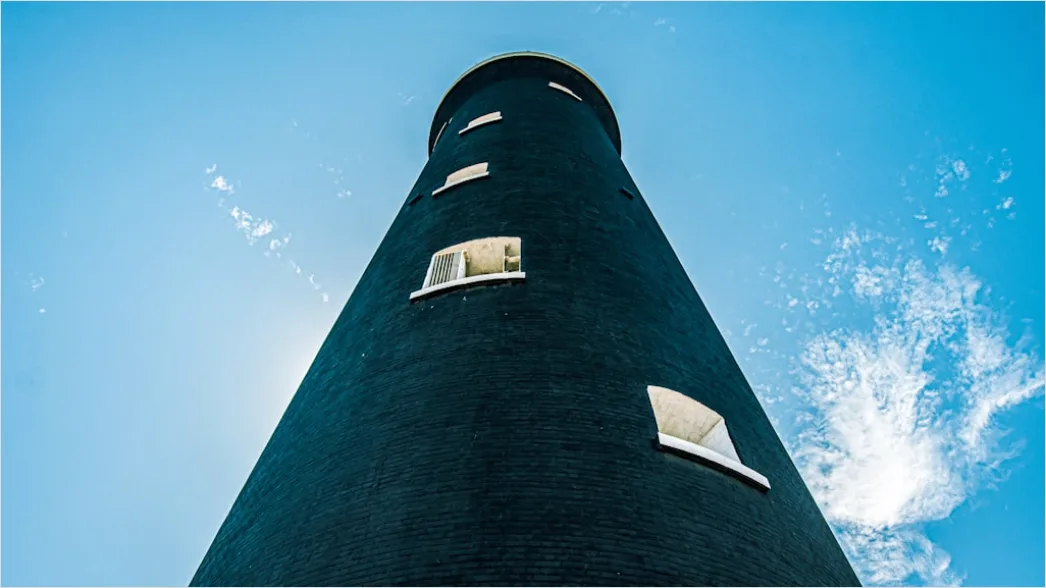 Detail Glockenturm Minimalistisch Vor Blauem Himmel Number 19
