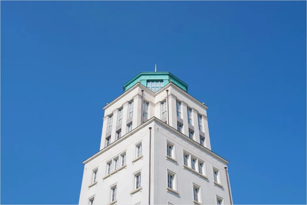 Detail Glockenturm Minimalistisch Vor Blauem Himmel Number 3