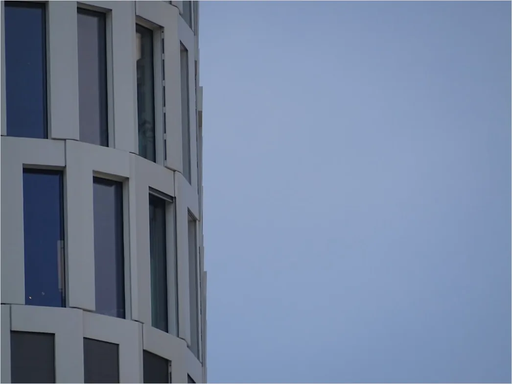 Detail Glockenturm Minimalistisch Vor Blauem Himmel Number 7
