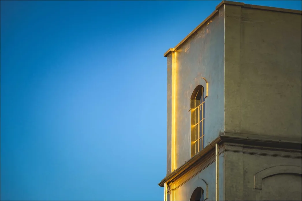 Detail Glockenturm Minimalistisch Vor Blauem Himmel Number 8