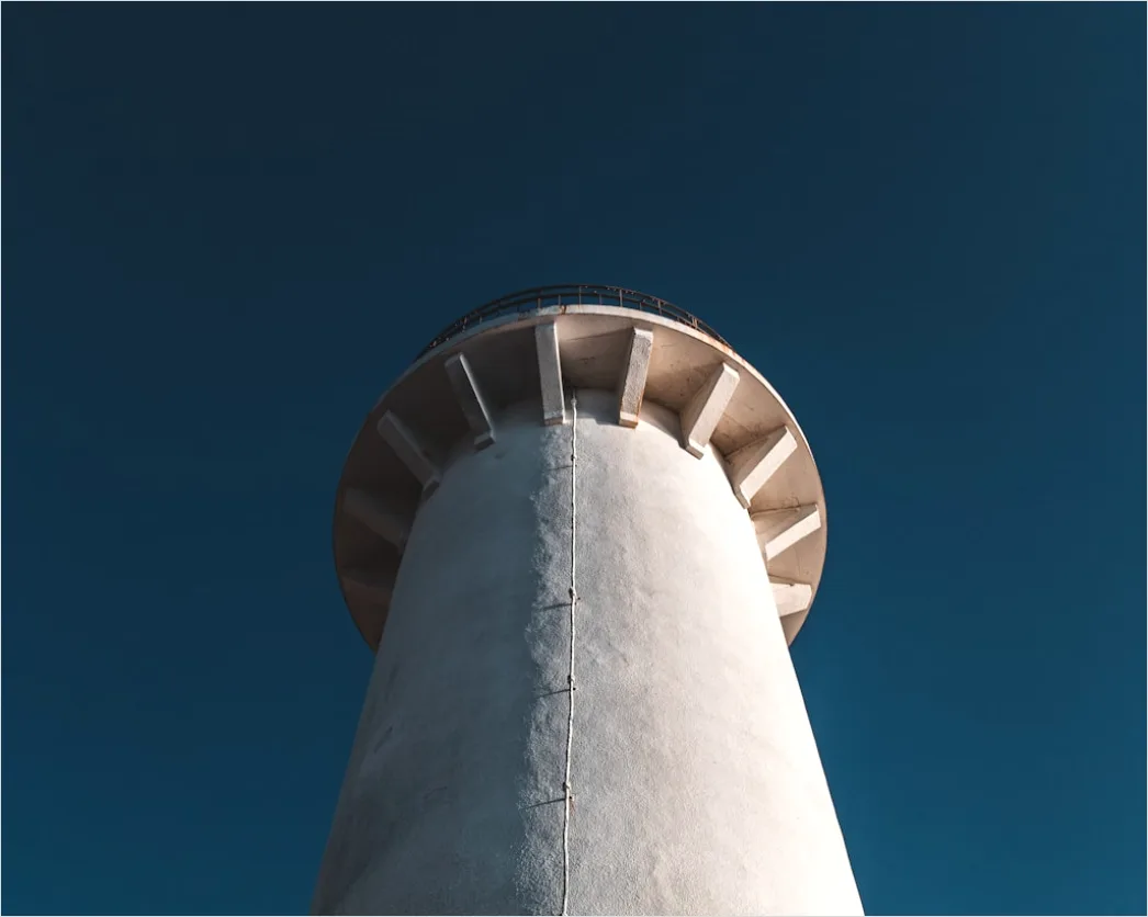 Detail Glockenturm Minimalistisch Vor Blauem Himmel Number 10