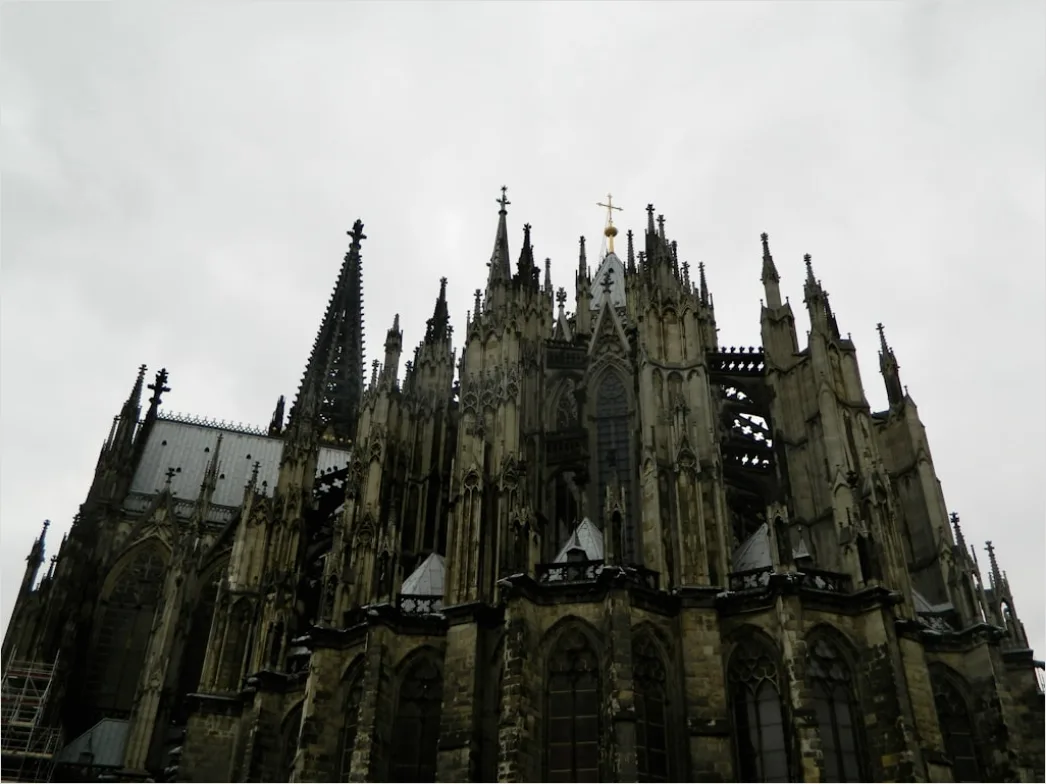 Gotische Kathedrale Aussenansicht Dramatischer Himmel 0d9b