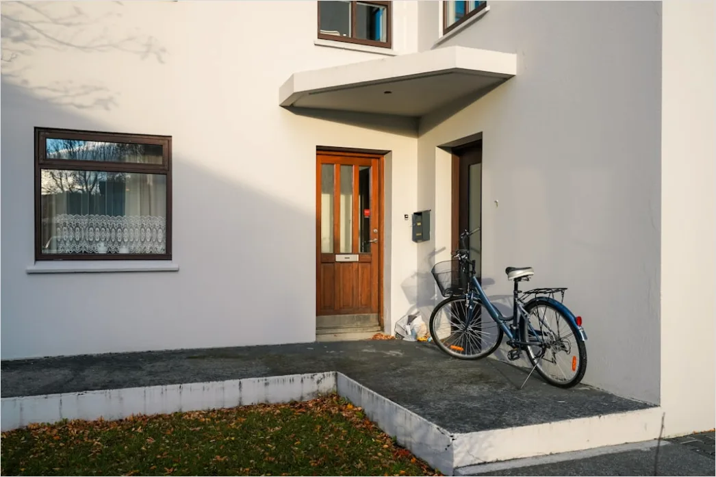 Haus Eingangstuer Modern Vordach Detailaufnahme Da06