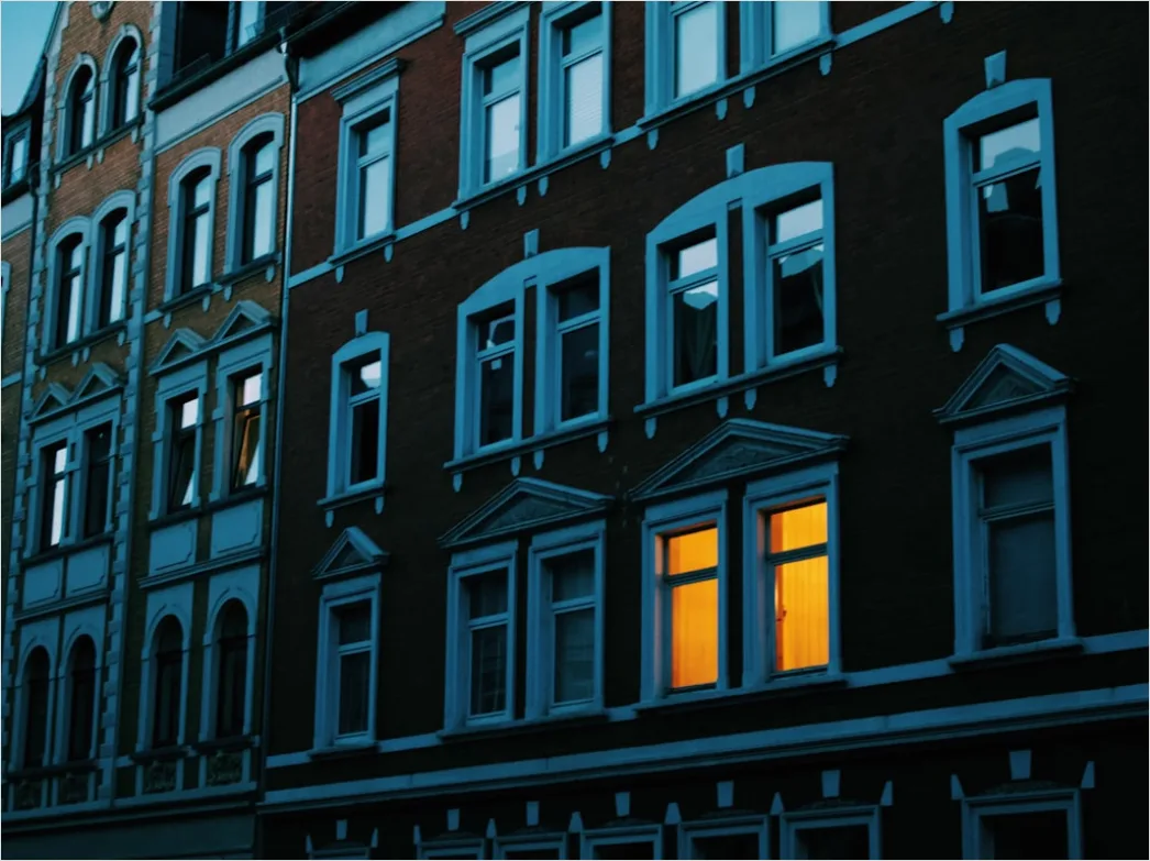 Detail Hausfassade Abends Beleuchtet Warme Fenster Number 12