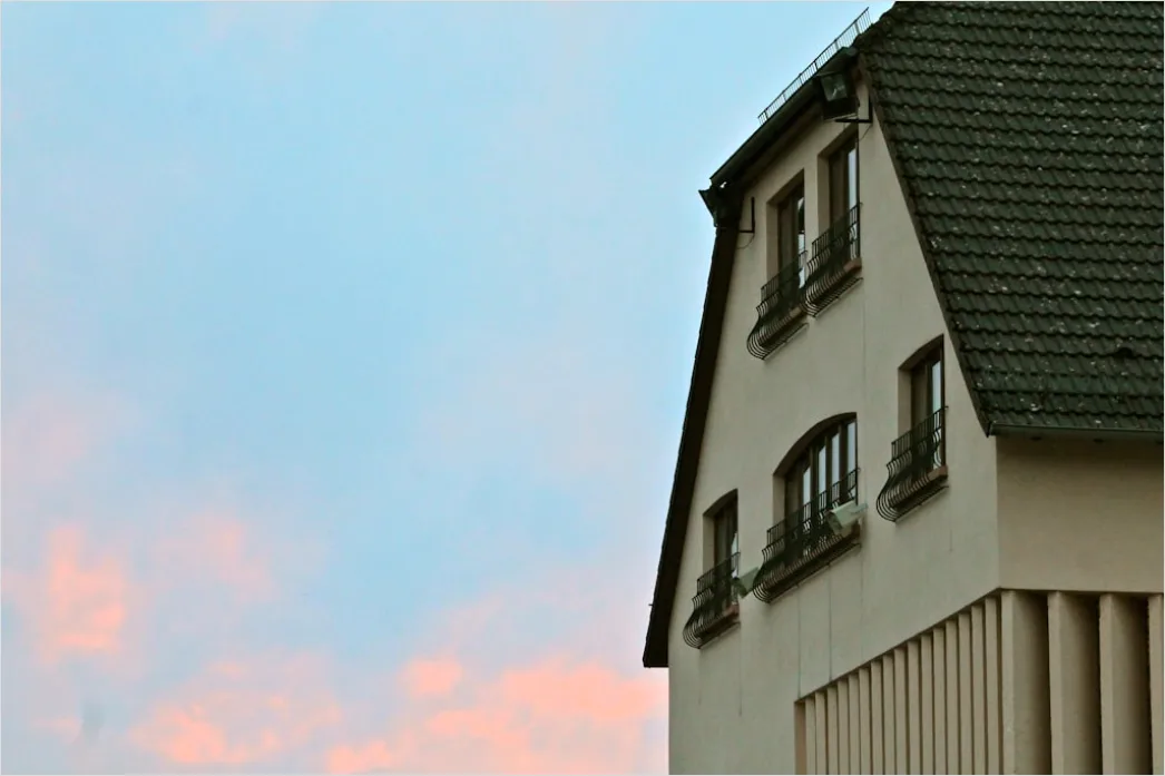 Detail Hausfassade Abends Beleuchtet Warme Fenster Number 13