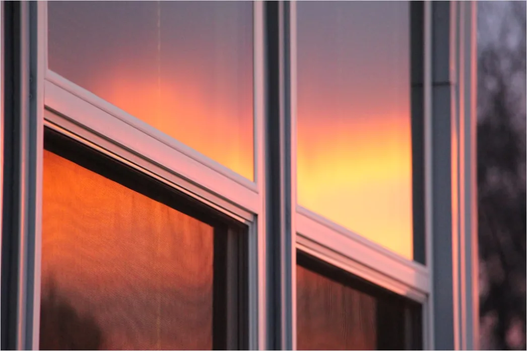 Detail Hausfassade Abends Beleuchtet Warme Fenster Number 14