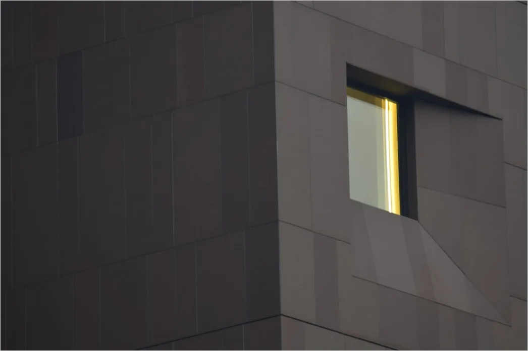 Detail Hausfassade Abends Beleuchtet Warme Fenster Number 15