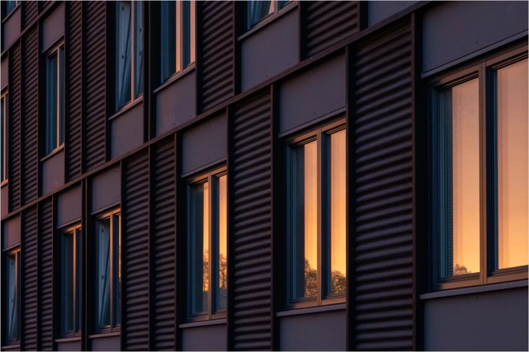 Detail Hausfassade Abends Beleuchtet Warme Fenster Number 17