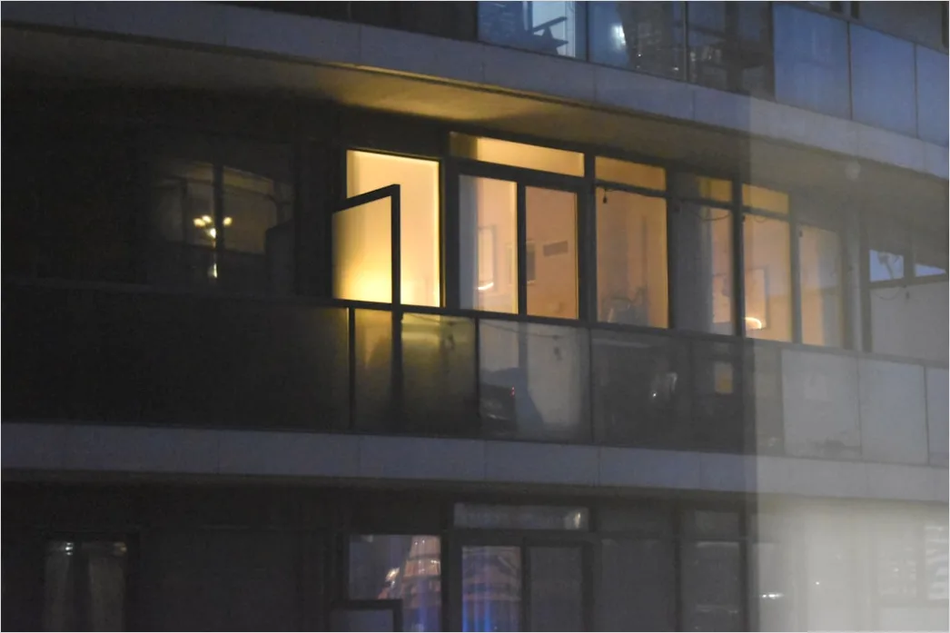 Detail Hausfassade Abends Beleuchtet Warme Fenster Number 19
