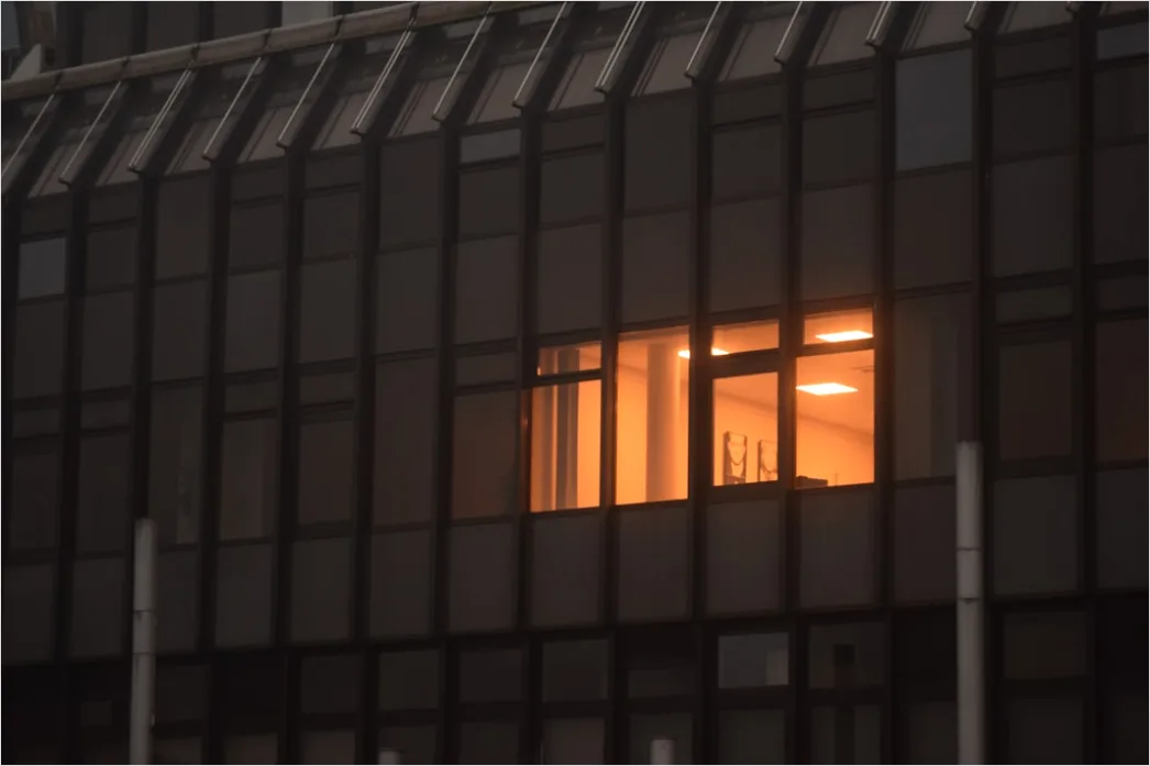 Detail Hausfassade Abends Beleuchtet Warme Fenster Number 20