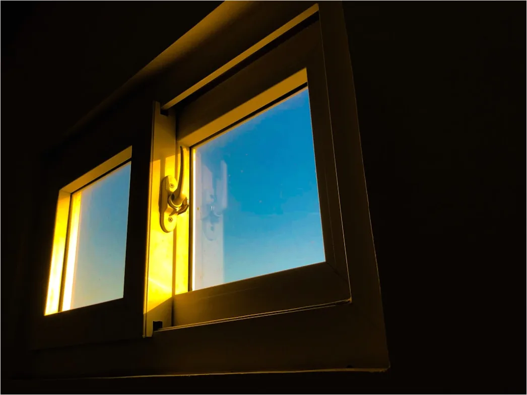 Detail Hausfassade Abends Beleuchtet Warme Fenster Number 4