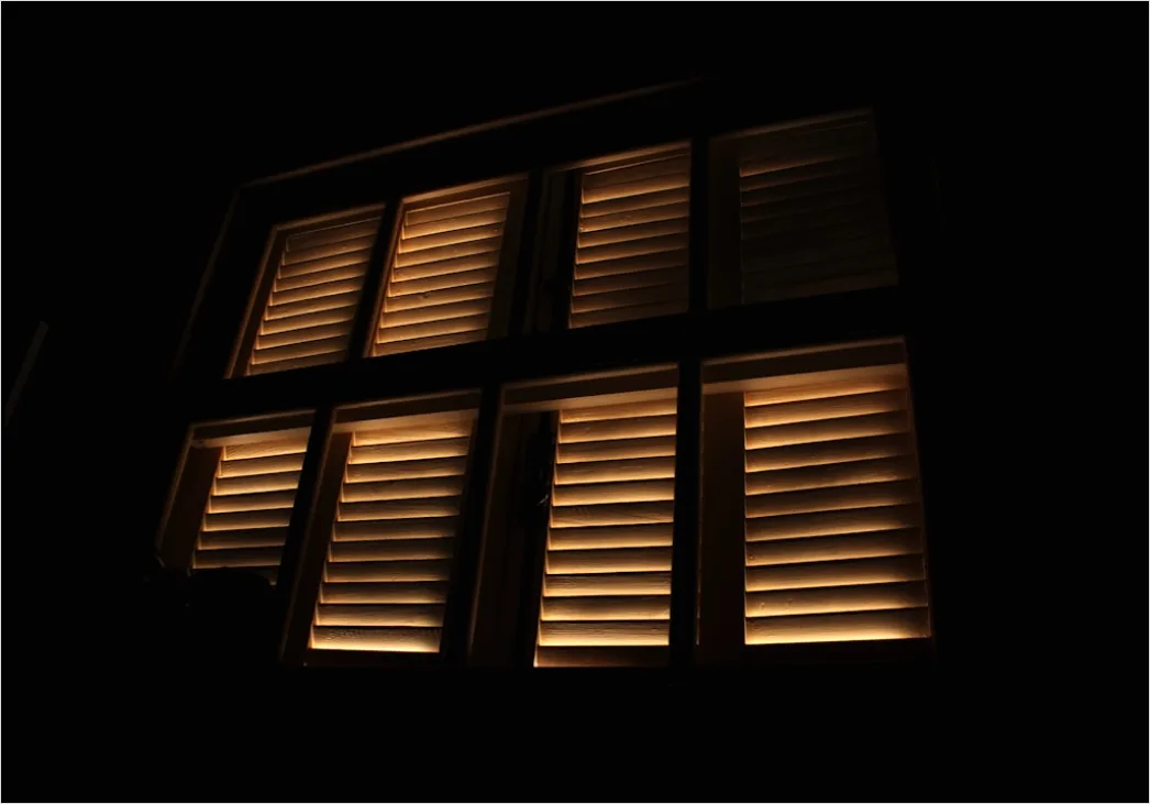 Detail Hausfassade Abends Beleuchtet Warme Fenster Number 6