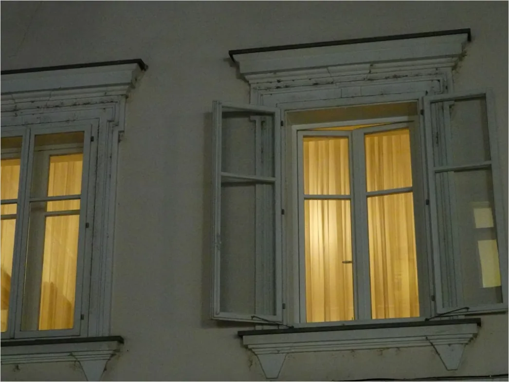Detail Hausfassade Abends Beleuchtet Warme Fenster Number 7