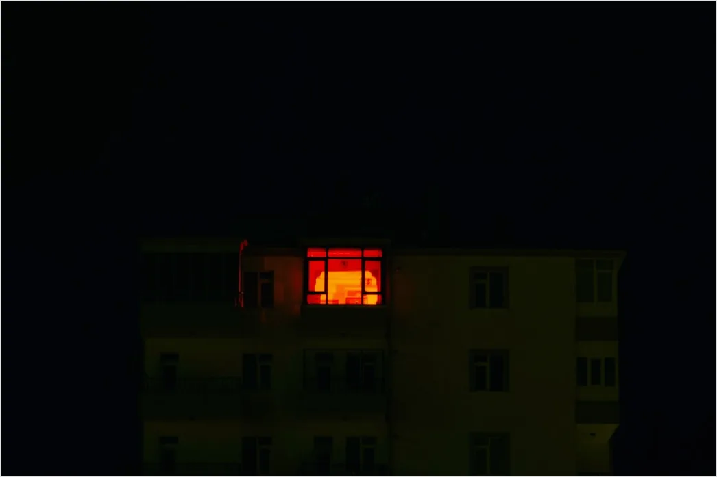 Detail Hausfassade Abends Beleuchtet Warme Fenster Number 8