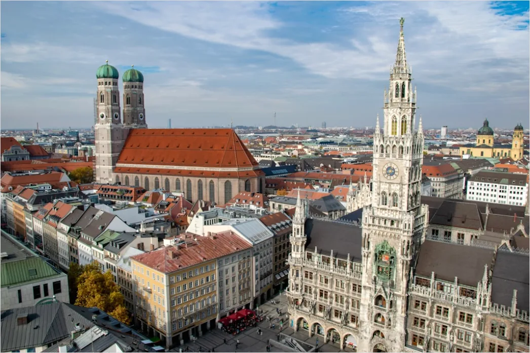 Historisches Rathaus Marktplatz Panorama Menschenleer 672b