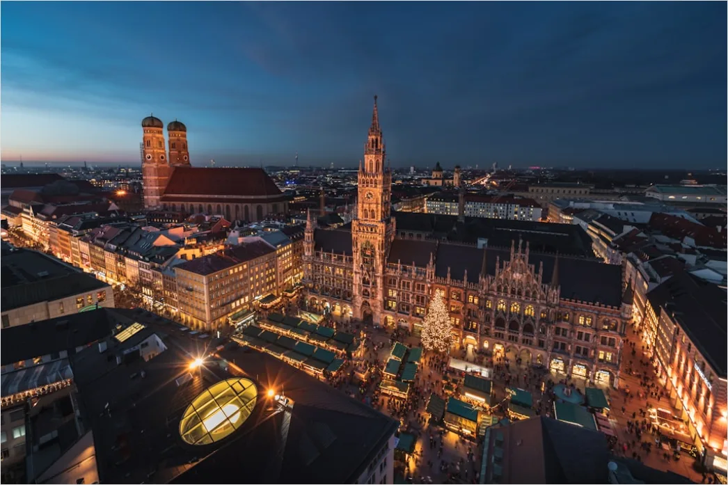 Detail Historisches Rathaus Marktplatz Panorama Menschenleer Number 5