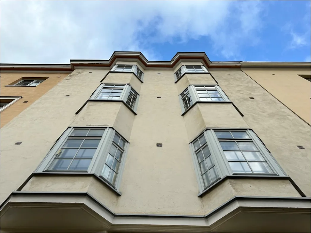 Hochhausfront Spiegelnde Fenster Wolkenhimmel Dbf4