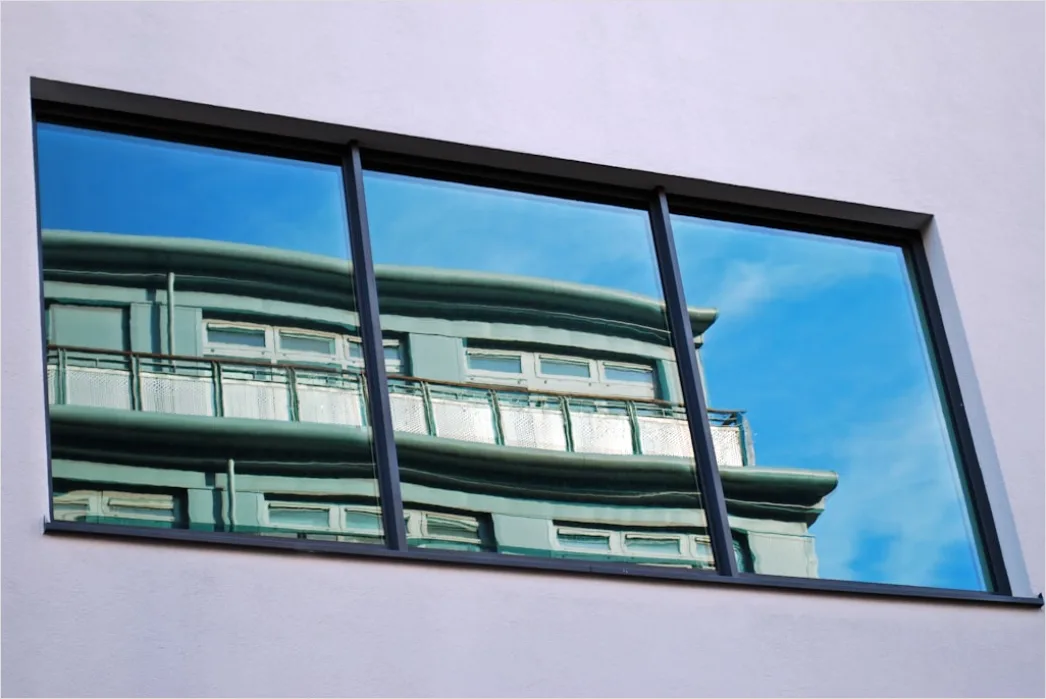 Detail Hochhausfront Spiegelnde Fenster Wolkenhimmel Number 2